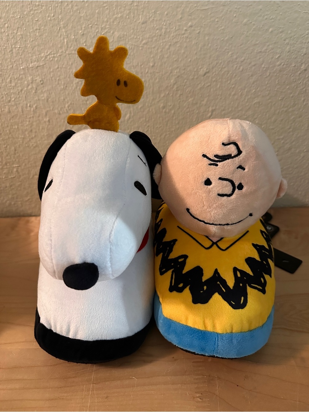 ODD Peanuts Snoopy & Charlie Brown Plush house slippers size Medium